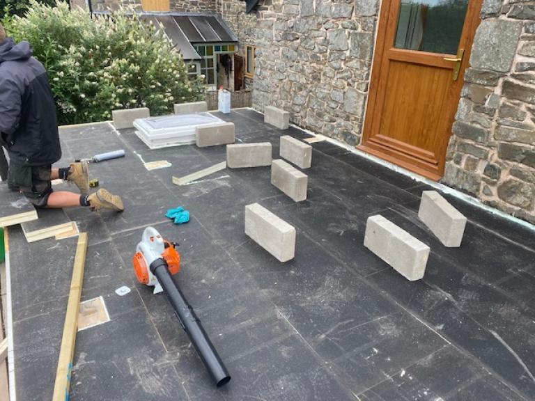 Breeze blocks ensure even drying for the insulation
