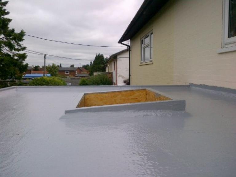 Fully watertight basecoat sealing the velux roof window